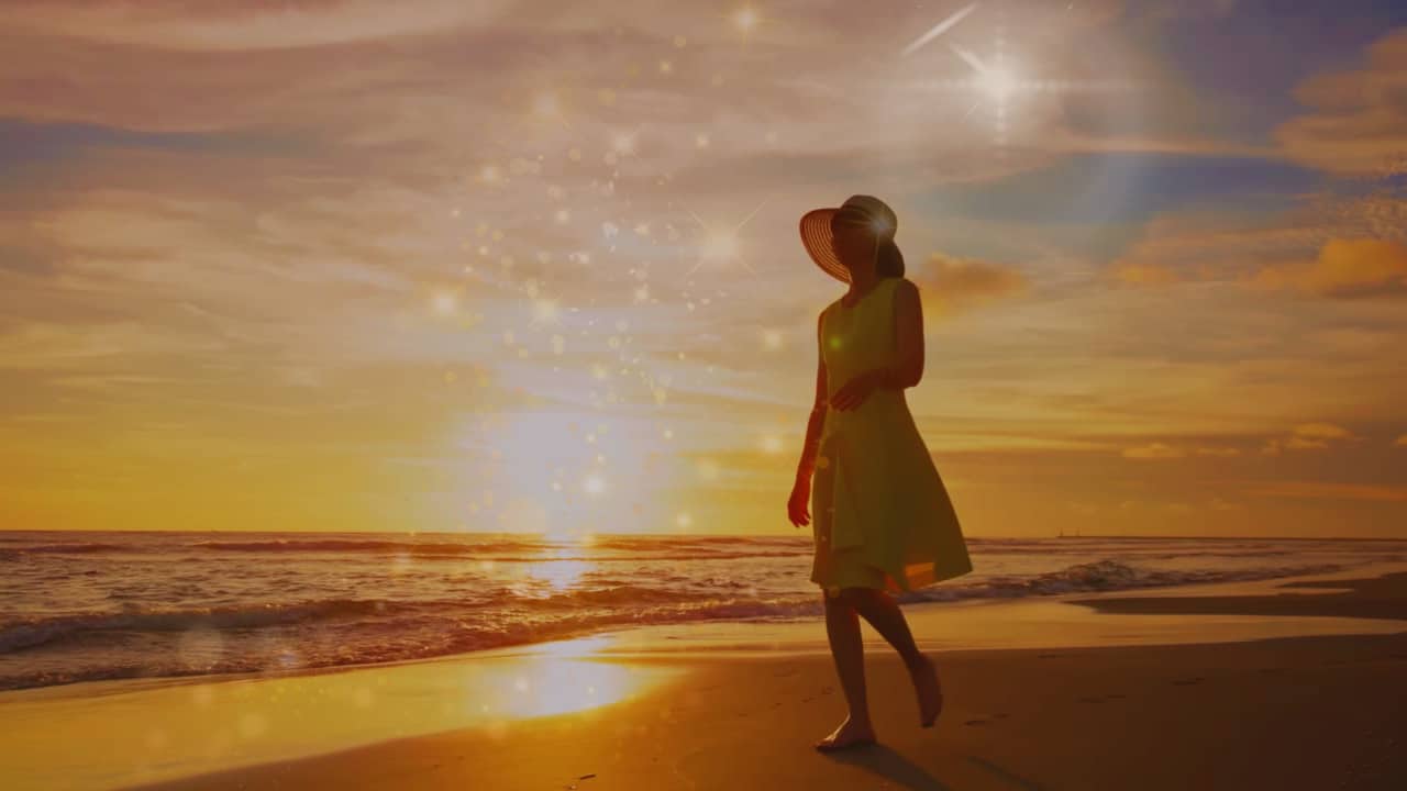 朝のアファメーションの効果を象徴する朝日と海辺を歩く女性