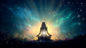 夜の幻想的な風景の中で、中央に座って瞑想する女性の黒いシルエット。彼女の背後からは黄金色の光と火花が放たれ、夜空にはエメラルドグリーンと青のオーロラのような光が広がっている。